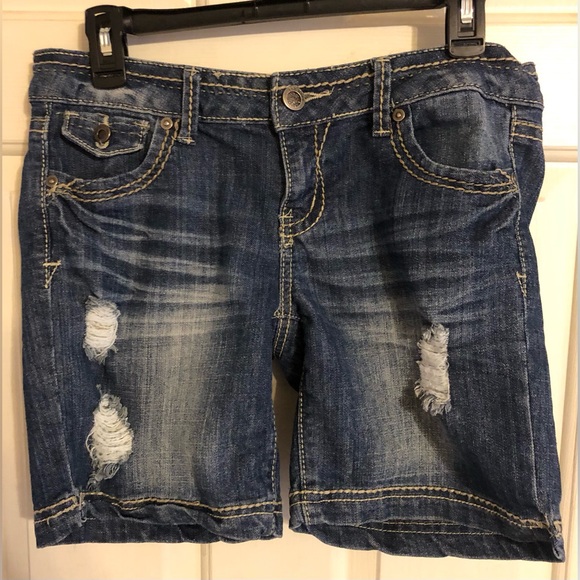 1st Kiss Bermuda style shorts EUC Looks like size 9 but look at tag/pictures - Picture 6 of 16